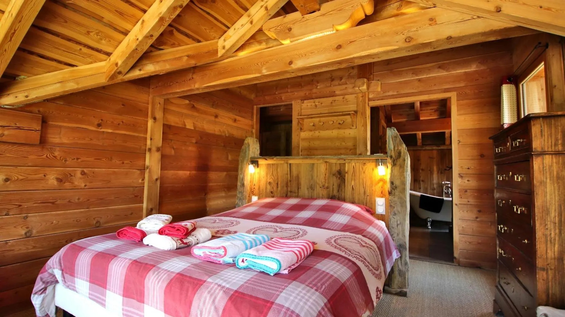 Prestigious Chalet With Pool & Hot Tub, Mountain Views For 19 Guests Vars  France